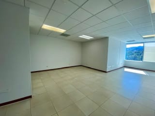 OFICINA EN RENTA ZONA PRADERA ZONA 10 TORRE 4 — Oficina en Alquiler en Zona Pradera, Zona 10, Guatemala, Ciudad — miniatura 1 de 14