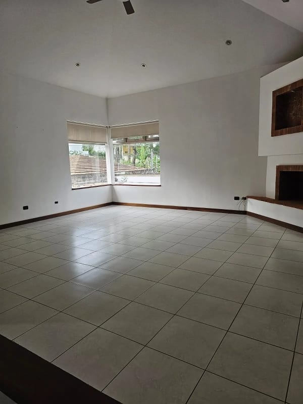 Amplia e iluminada casa en Kanajuyú zona 16 — Casa en Venta en Kanajuyú, Zona 16, Guatemala, Ciudad — foto 4 de 6