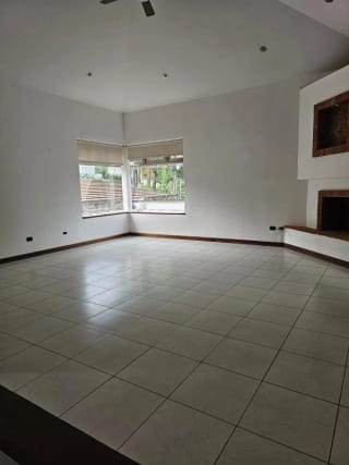 Amplia e iluminada casa en Kanajuyú zona 16 — Casa en Venta en Kanajuyú, Zona 16, Guatemala, Ciudad — miniatura 4 de 6