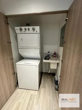 Apartamento amueblado zona 10 — Apartamento en Alquiler en Parque 10, Zona 10, Guatemala, Ciudad — miniatura 5 de 17