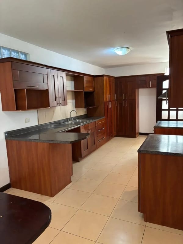 Se renta hermosa casa grande en Residencial Los Diamantes  — Casa en Alquiler en Los Diamantes, Carretera a El Salvador, Guatemala, Ciudad — foto 12 de 17