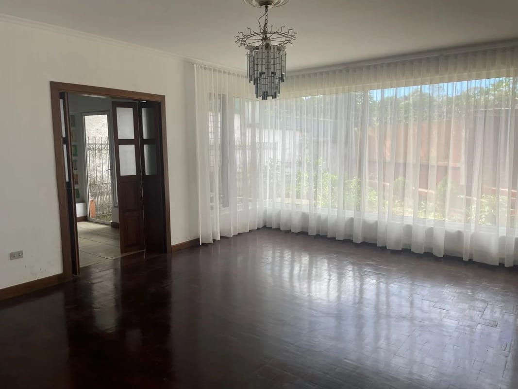 Hermosa y Amplia Casa en Venta Santa Catarina Pinula — Casa en Venta en Santa Catarina Pinula, Guatemala, Ciudad — foto 3 de 12