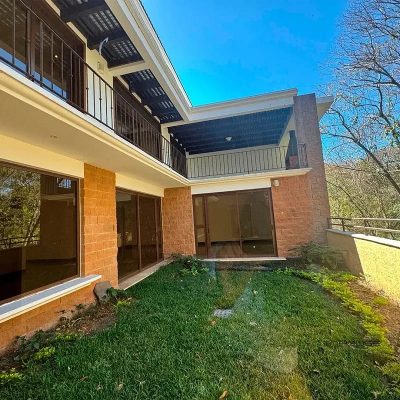 CASA EN VENTA EN ZONA 16 ENCINOS DE CAYALA, CON APARTAMENTO INDEPENDIENTE — Casa en Venta en Encinos de Cayala, Zona 16, Guatemala, Ciudad — foto 2 de 10