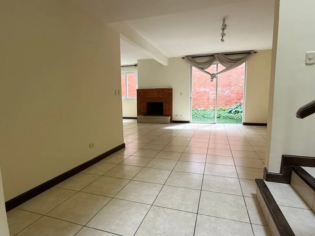 Amplia casa en Prados de Muxbal — Casa en Alquiler en Muxbal, Guatemala, Ciudad — foto 1 de 13