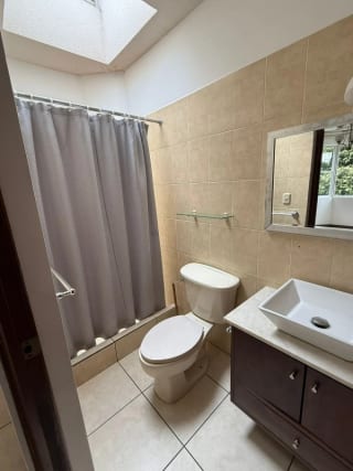 Amplia casa en Prados de Muxbal — Casa en Alquiler en Muxbal, Guatemala, Ciudad — miniatura 3 de 13