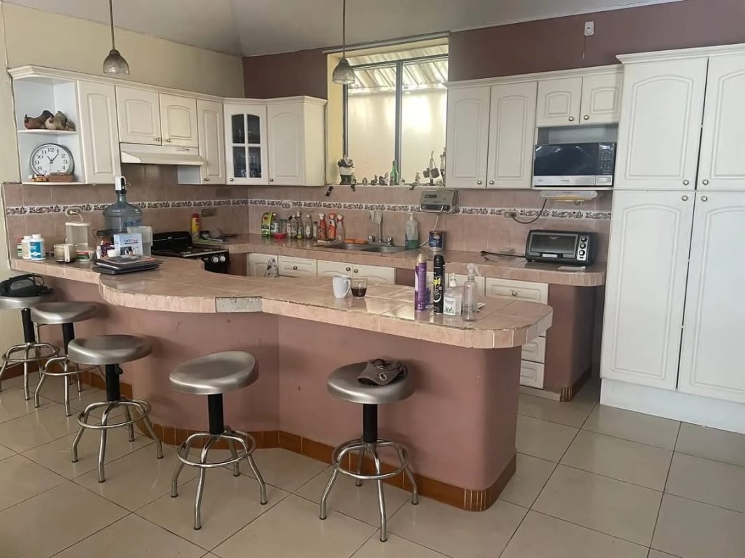 Hermosa casa dentro de garita — Casa en Venta en San Lucas Sacatepéquez, Sacatepéquez — foto 2 de 6