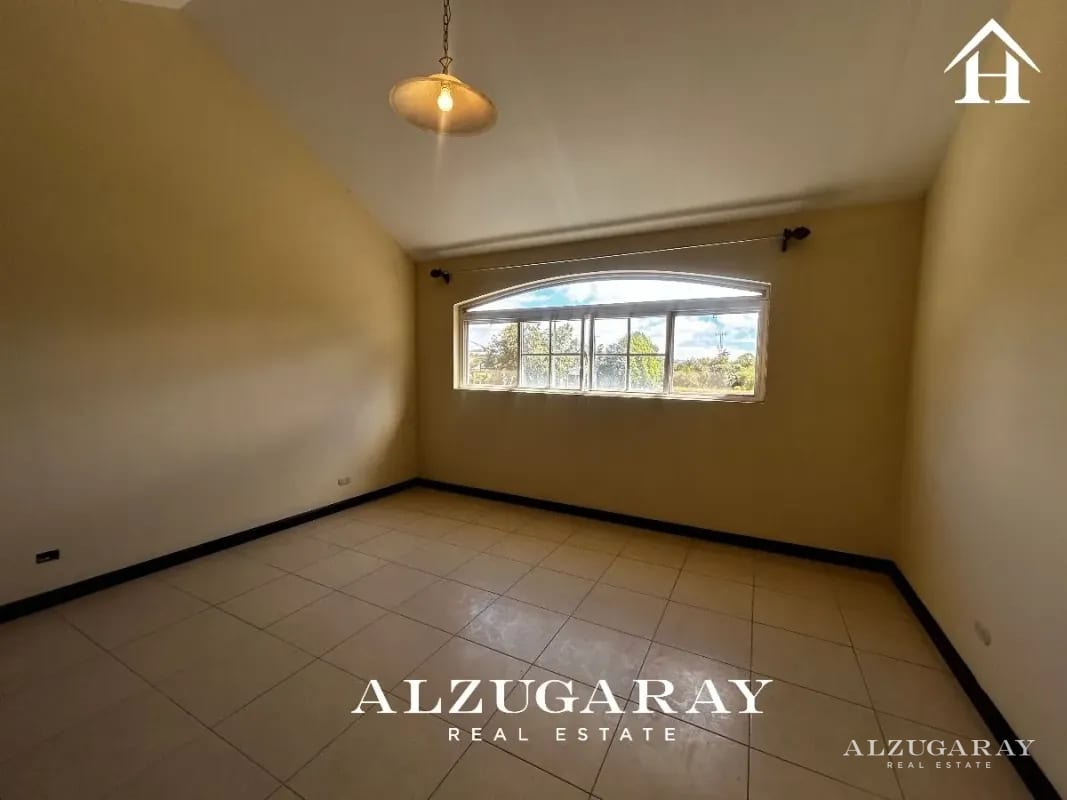CASA AMPLIA C/ JARDIN, SAN JOSÉ PINULA - 3 HAB./ CONDOMINIO LOS MANANTIALES — Casa en Venta en Carretera a El Salvador, Guatemala, Ciudad — foto 3 de 11