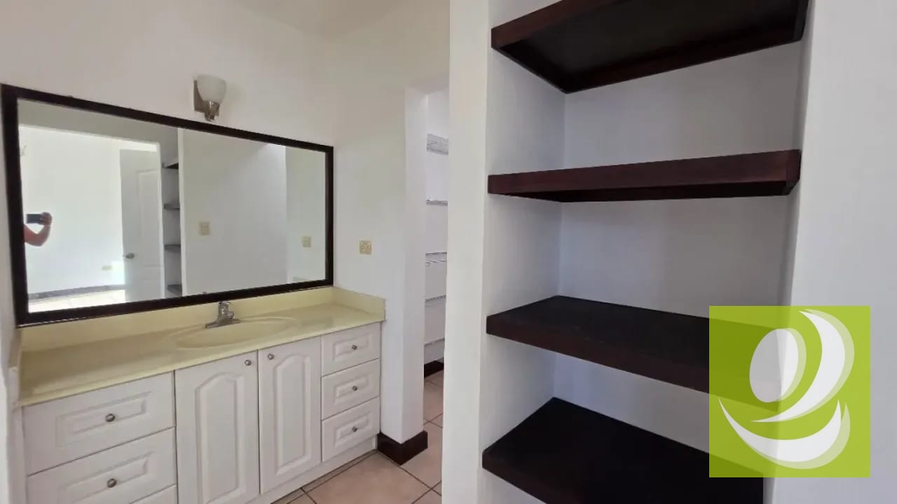 CASA RESIDENCIAL EN VENTA EN Z3 JARDINES DE LAS DALIAS — Casa en Venta en Zona 3 Mixco, Guatemala, Ciudad — foto 5 de 12