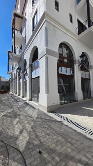 Oficina en renta en Lirios de Cayalá zona 16 con doble altura. — Oficina en Alquiler en Lirios de Cayalá II, Zona 16, Guatemala, Ciudad — miniatura 2 de 5