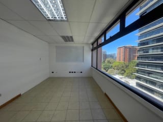 OFICINA RENTA ZONA 10, EDIFICIO EDYMA FRENTE A OAKLAND MALL, 152 MTS2, 4 PARQUEOS $2,350 — Oficina en Alquiler en Zona 10, Guatemala, Ciudad — miniatura 3 de 4