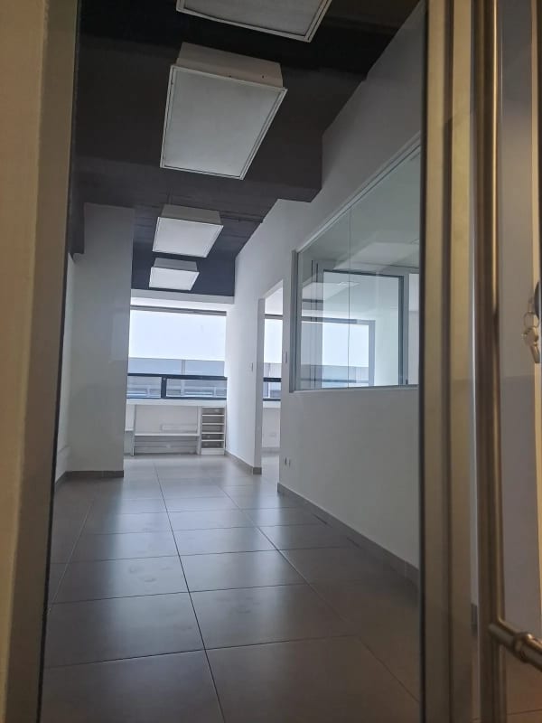 Se renta oficina en zona 10 de 67.80 - Miniatura 7
