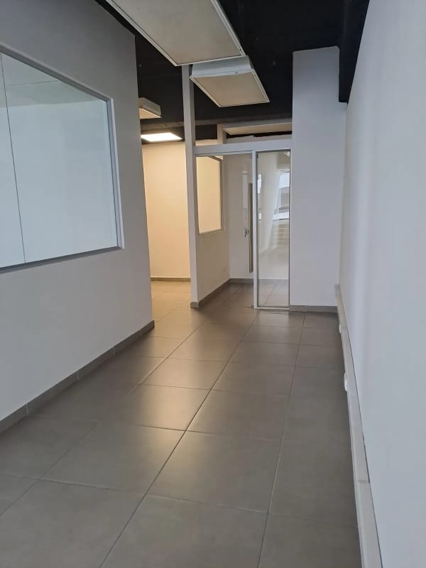 Se renta oficina en zona 10 de 67.80 - Miniatura 6