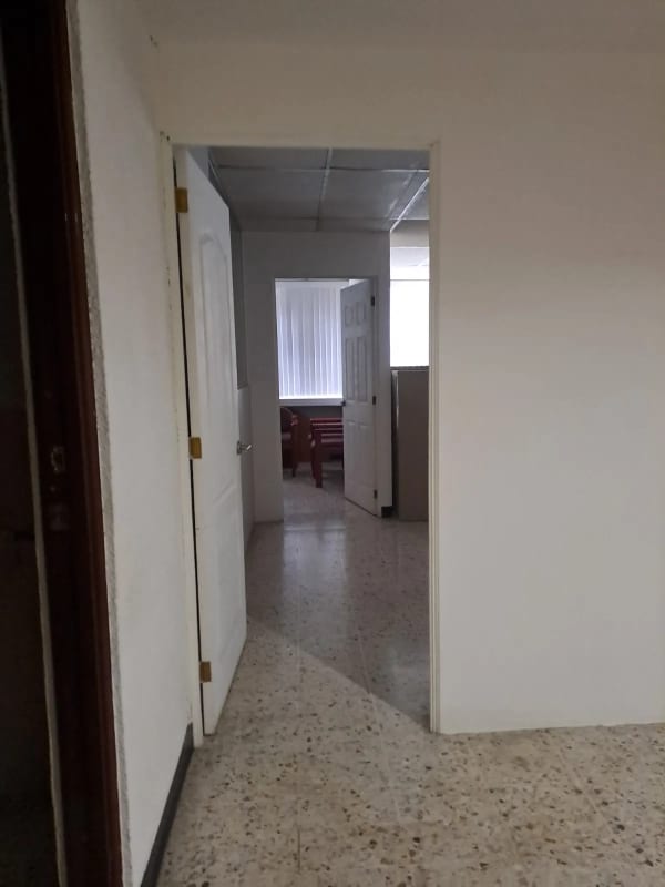 Se renta oficina en zona 10 de 67.80 metros - Miniatura 3