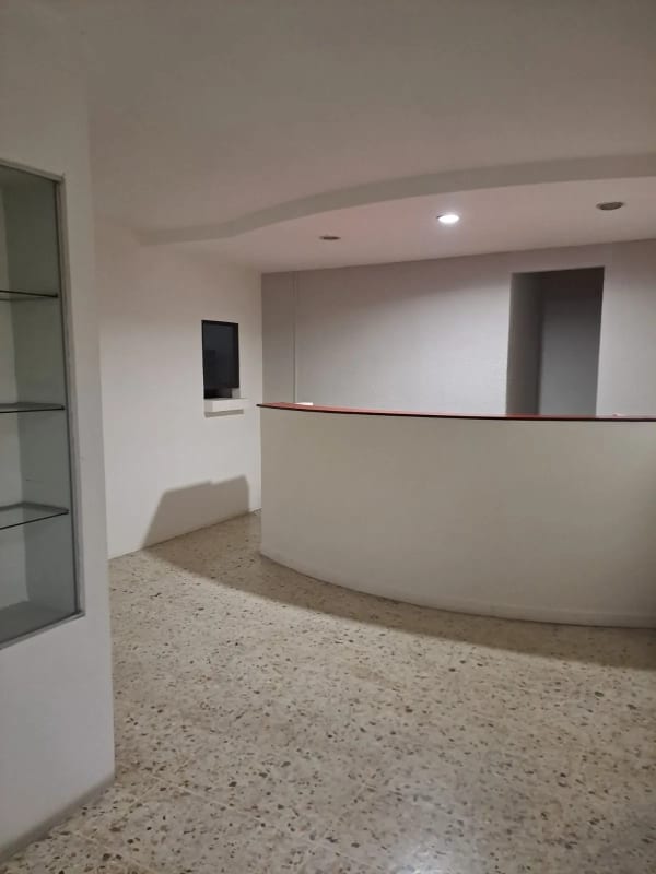 Se renta oficina en zona 10 de 67.80 metros - Miniatura 2
