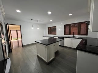  CASA VENTA CONDOMINIO EXCLUSIVO LA JOYA ZONA 10, 4 DORMITORIOS, 440 Mts2 , 3.5 BAÑOS~4 PARQUEOS $1,000,000 DOLARES — Casa en Venta en Zona 10, Guatemala, Ciudad — miniatura 4 de 11