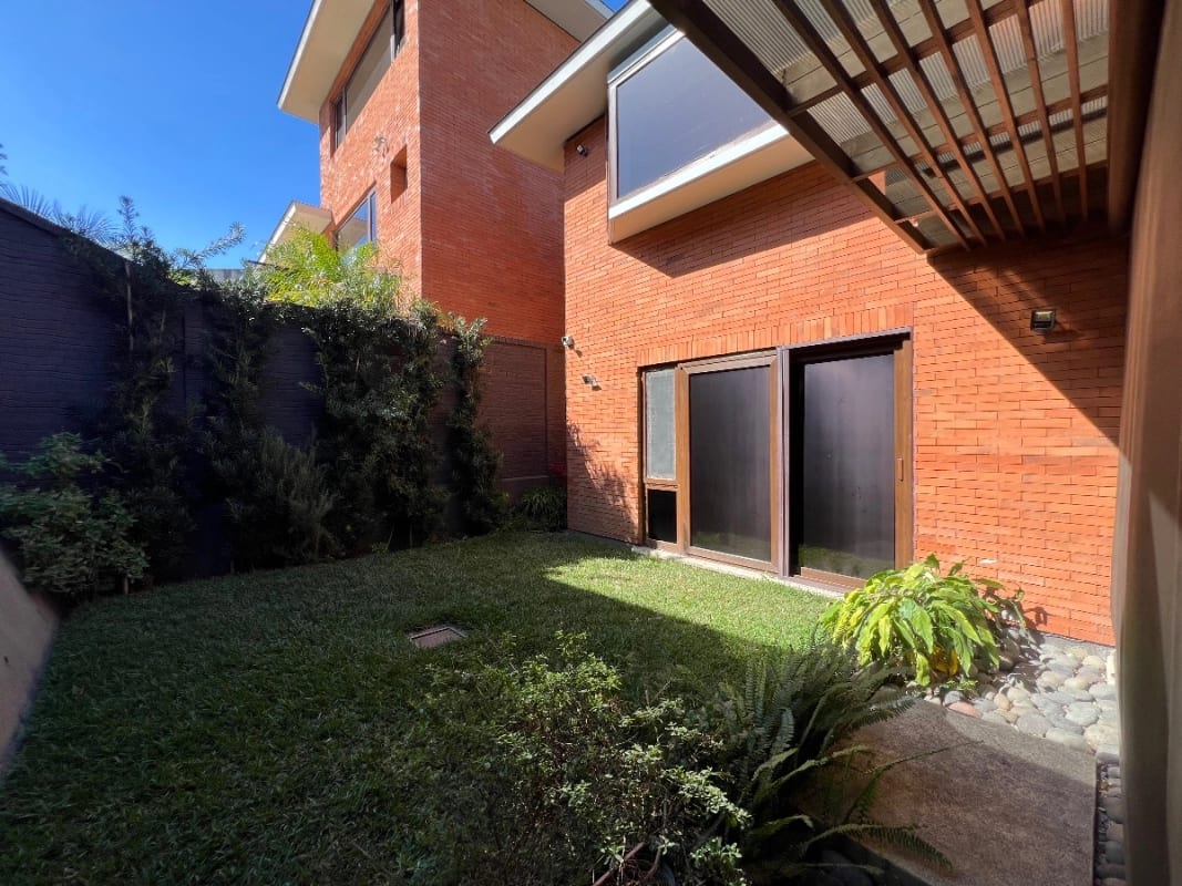  CASA VENTA CONDOMINIO EXCLUSIVO LA JOYA ZONA 10, 4 DORMITORIOS, 440 Mts2 , 3.5 BAÑOS~4 PARQUEOS $1,000,000 DOLARES — Casa en Venta en Zona 10, Guatemala, Ciudad — foto 7 de 11