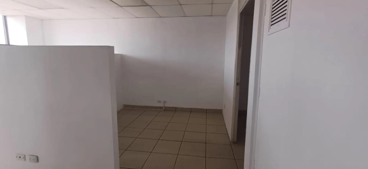 OFICINA EN RENTA - ZONA 9 - Miniatura 7