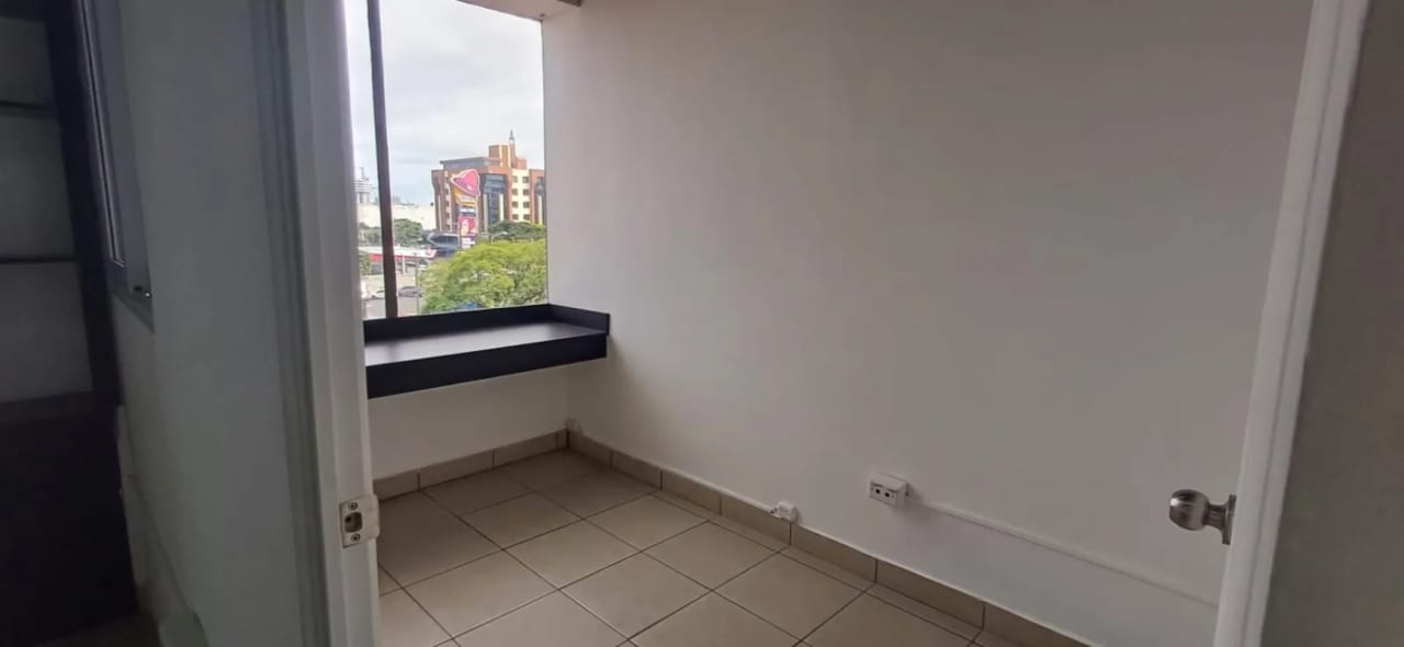 OFICINA EN RENTA EN ZONA 9 - Miniatura 8