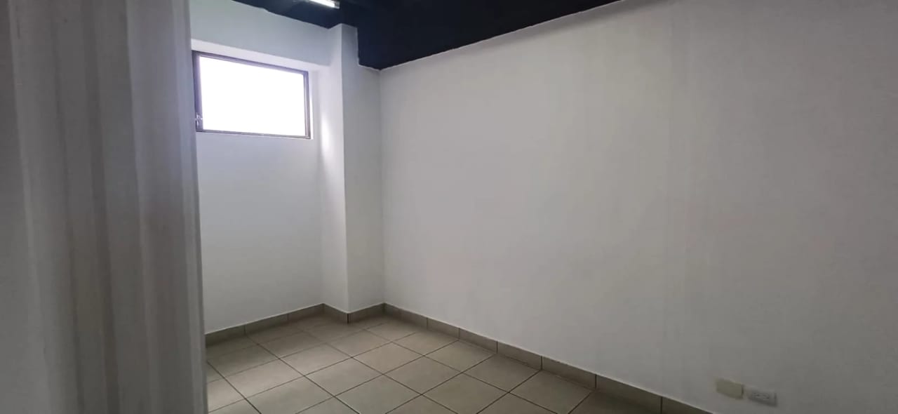 OFICINA EN RENTA EN ZONA 9 - Miniatura 6