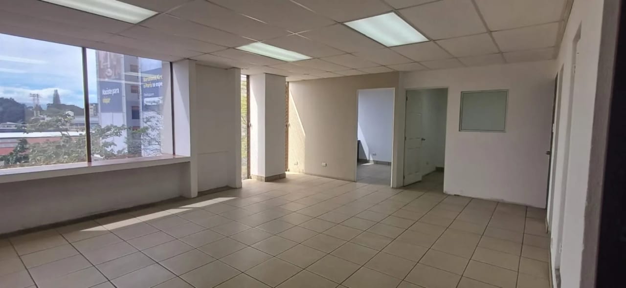 SE RENTA OFICINA EN ZONA 9 - Miniatura 6