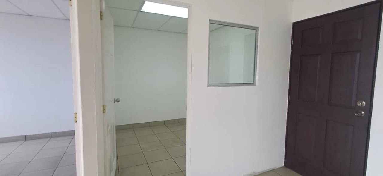SE RENTA OFICINA EN ZONA 9 - Image 5