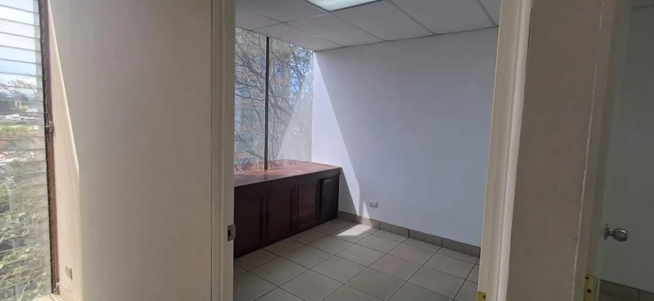 SE RENTA OFICINA EN ZONA 9 - Image 3