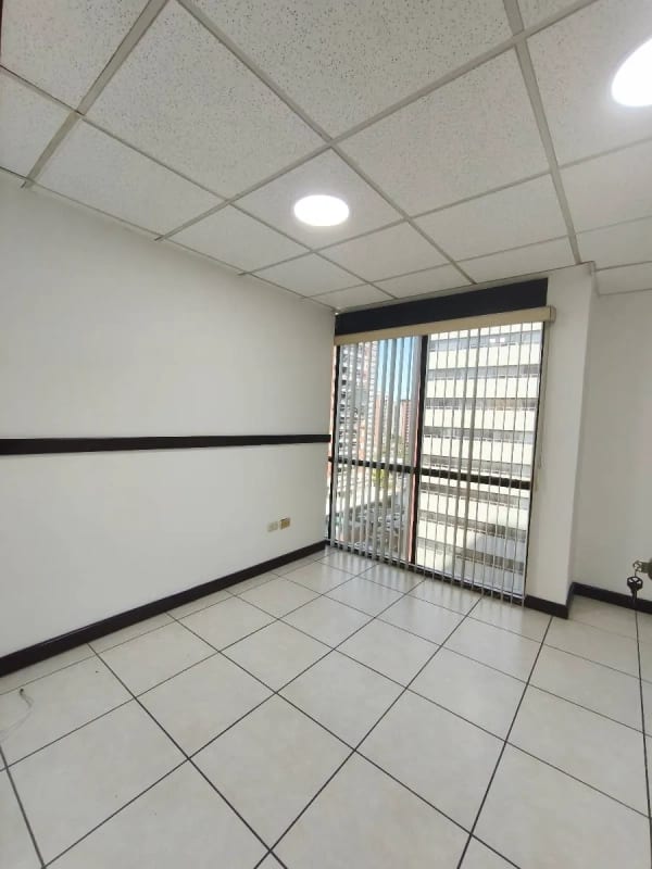 OFICINA PREMIUM EN RENTA - EDIFICIO ZONA 10 — Oficina en Alquiler en Zona 10, Guatemala, Ciudad — foto 12 de 14