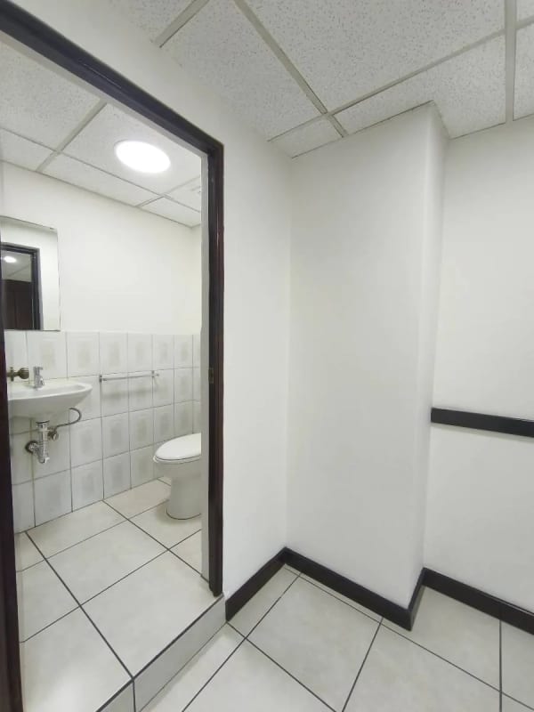 OFICINA PREMIUM EN RENTA - EDIFICIO ZONA 10 — Oficina en Alquiler en Zona 10, Guatemala, Ciudad — foto 10 de 14