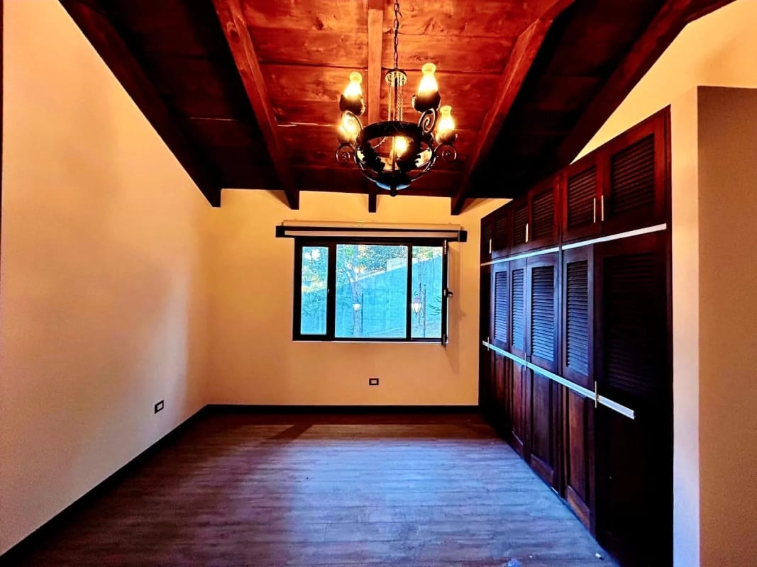 PROPIEDAD EN VENTA SOBRE CARRETERA INTERAMERICANA Km.33.8 — Casa en Venta en Santa Maria Cauqué, Sacatepéquez — foto 12 de 14