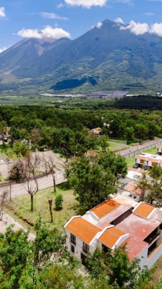 Residencia Exclusiva en Condominio Antigua Gardens — Casa en Venta en Antigua Gardens, Alotenango, Sacatepéquez — miniatura 2 de 16
