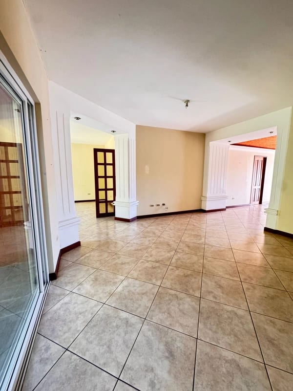 EN VENTA  casa con jardín y pérgola  en Carretera Salvador cerca de Sporta km. 18.5 — Casa en Venta en Carretera a El Salvador, Guatemala, Ciudad — foto 2 de 3