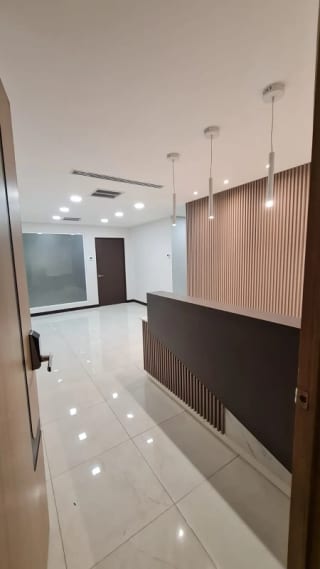 OFICINAS EN RENTA EDIFICIO RENOVATI ZONA 10 — Oficina en Alquiler en Renovati, Zona 10, Guatemala, Ciudad — miniatura 8 de 8