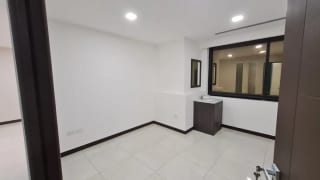 OFICINAS EN RENTA EDIFICIO RENOVATI ZONA 10 — Oficina en Alquiler en Renovati, Zona 10, Guatemala, Ciudad — miniatura 3 de 8