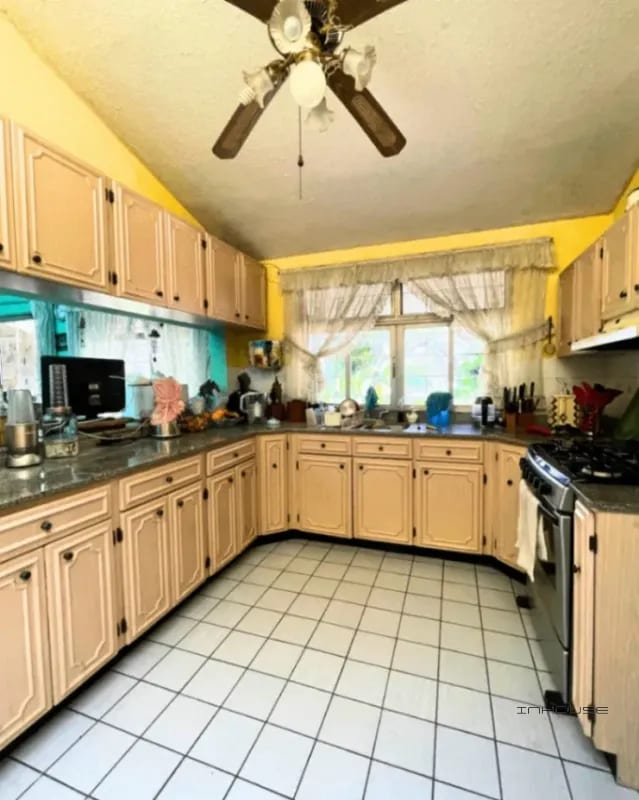 CASA EN VENTA EN SAN CRISTÓBAL DE UN NIVEL ESTILO GRANJA — Casa en Venta en Zona 8 Mixco, Guatemala, Ciudad — foto 5 de 11