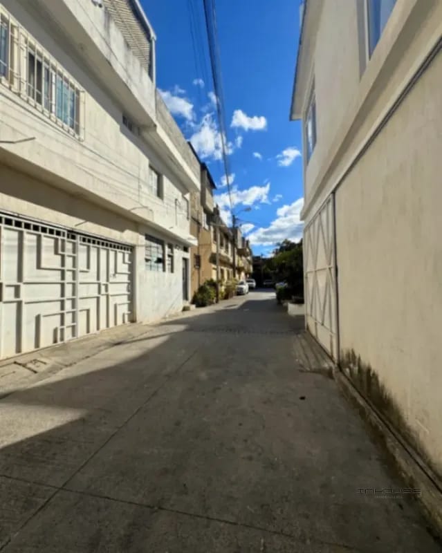 CASA EN VENTA EN ZONA 6  PARA USO COMERCIAL FRENTE A LA PARADA DEL TRANSMETRO — Casa en Venta en Zona 6, Guatemala, Ciudad — foto 8 de 12