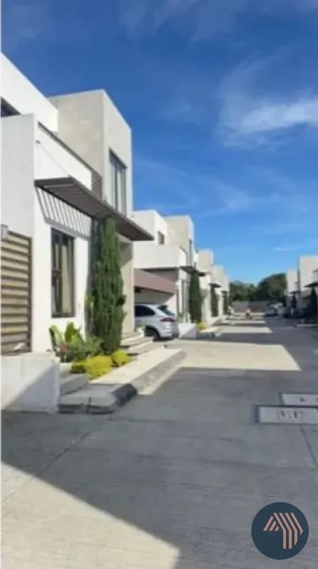 VENTA DE MODERNA CASA EXCELENTE UBICACIÓN - BLV. SAN CRISTOBAL — Casa en Venta en Zona 8 Mixco, Guatemala, Ciudad — foto 1 de 12