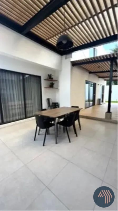VENTA DE MODERNA CASA EXCELENTE UBICACIÓN - BLV. SAN CRISTOBAL — Casa en Venta en Zona 8 Mixco, Guatemala, Ciudad — foto 6 de 12