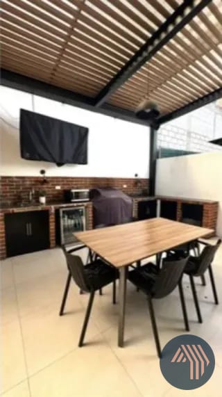 VENTA DE MODERNA CASA EXCELENTE UBICACIÓN - BLV. SAN CRISTOBAL — Casa en Venta en Zona 8 Mixco, Guatemala, Ciudad — miniatura 5 de 12