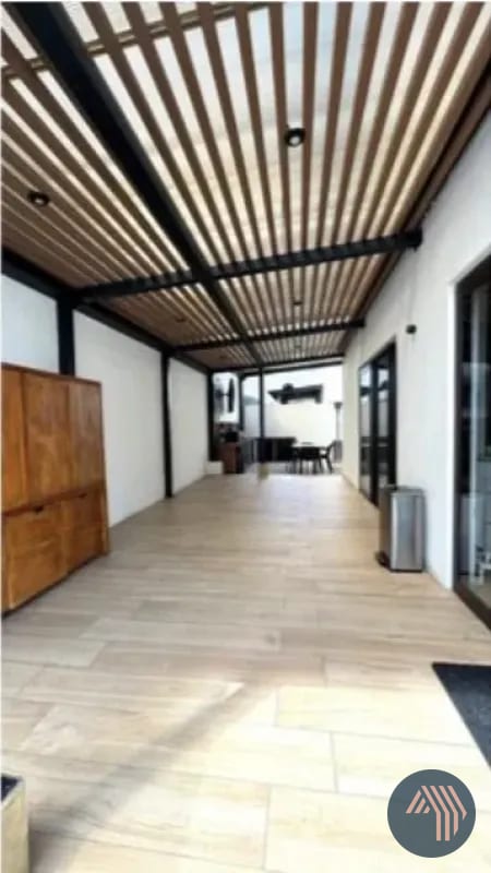 VENTA DE MODERNA CASA EXCELENTE UBICACIÓN - BLV. SAN CRISTOBAL — Casa en Venta en Zona 8 Mixco, Guatemala, Ciudad — foto 4 de 12