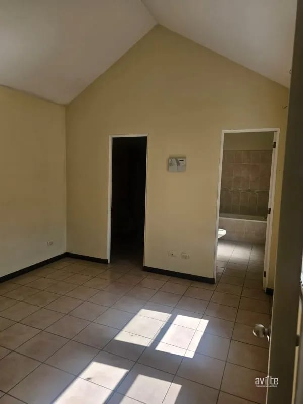 Condado Naranjo, casa Navarra dentro de Alameda Norte   Q2,800,000 — Casa en Venta en Condado Naranjo, Zona 4 Mixco, Guatemala, Ciudad — foto 5 de 14