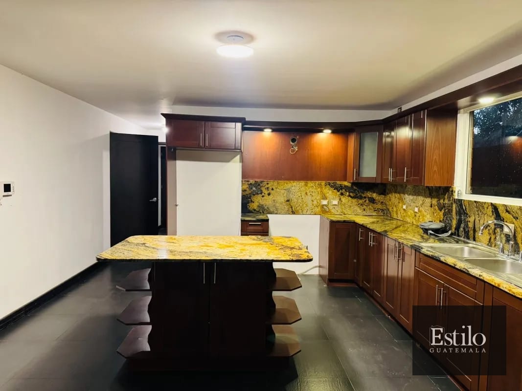 CASA EN VENTA CONDOMINIO COLINAS DE CASTEL — Casa en Venta en Colinas de Castel, Carretera a El Salvador, Guatemala, Ciudad — foto 1 de 12