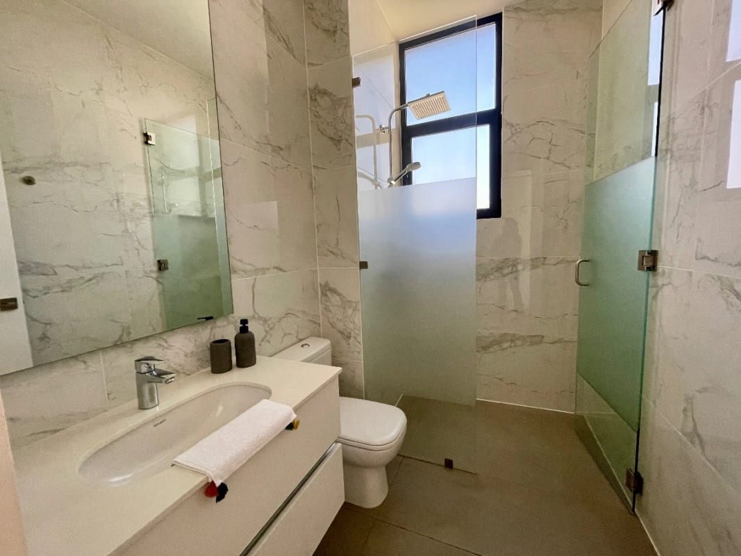 APARTAMENTO VENTA ZONA 10, MARANTA OAKLAND , 2 DORMITORIOS, SALA FAMILIAR, 2 PARQUEOS , BODEGA + DORMITORIO DE SERVICIO $550,000 + IMPUESTOS — Apartamento en Venta en Zona 10, Guatemala, Ciudad — foto 8 de 17