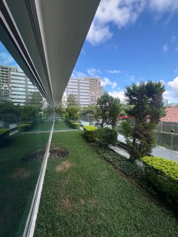 Oficina en Alquiler / Venta | Edificio Pialé | Zona 10 | Con terraza y jardín — Oficina en Venta en Pialé, Zona 10, Guatemala, Ciudad — foto 2 de 7