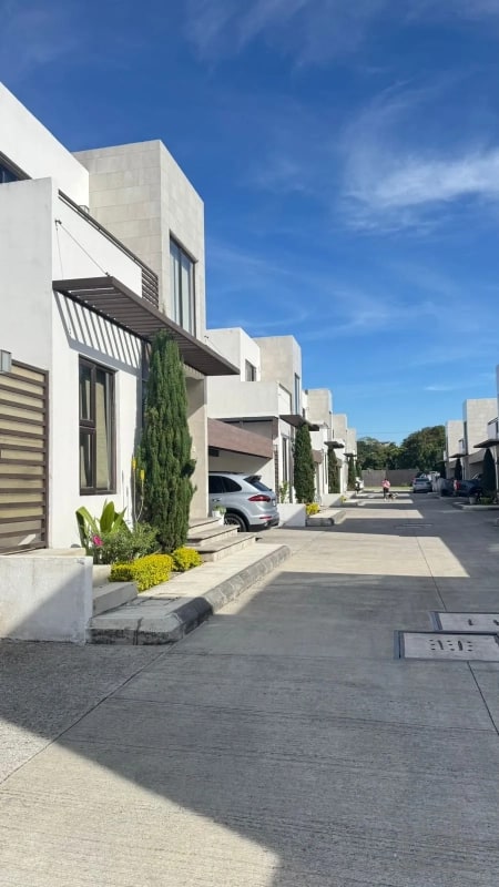 HERMOSA CASA EN VENTA San Cristóbal - Colonia Las Orquideas Sector A1 - A9. — Casa en Venta en Zona 8 Mixco, Guatemala, Ciudad — foto 1 de 17