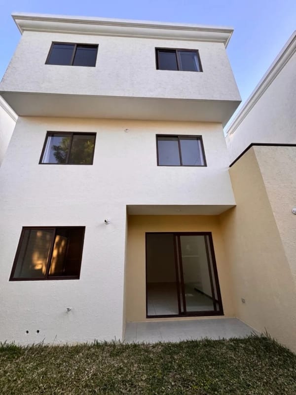 Venta de Casa Vistas de San Isidro Zona 16 — Casa en Venta en Vistas de San Isidro, Zona 16, Guatemala, Ciudad — foto 3 de 15