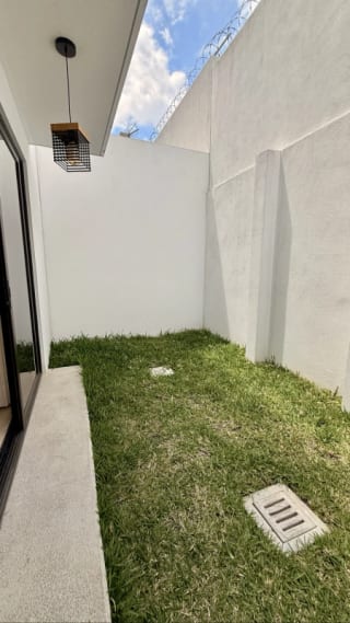 Casa en venta | 4 ha | 3 parqueos | Pérgola | El Nogal de San Isidro, zona 16 — Casa en Venta en Zona 16, Guatemala, Ciudad — miniatura 2 de 13