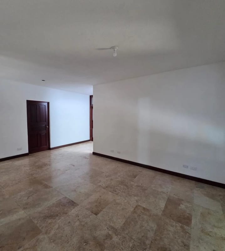 Casa Amplia con ubicación Estrategica en Carretera al Salvador km.13.5 — Casa en Venta en km 11-15, Carretera a El Salvador, Guatemala, Ciudad — foto 13 de 15