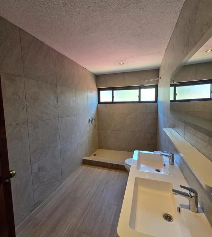 Casa Amplia con ubicación Estrategica en Carretera al Salvador km.13.5 — Casa en Venta en km 11-15, Carretera a El Salvador, Guatemala, Ciudad — foto 12 de 15