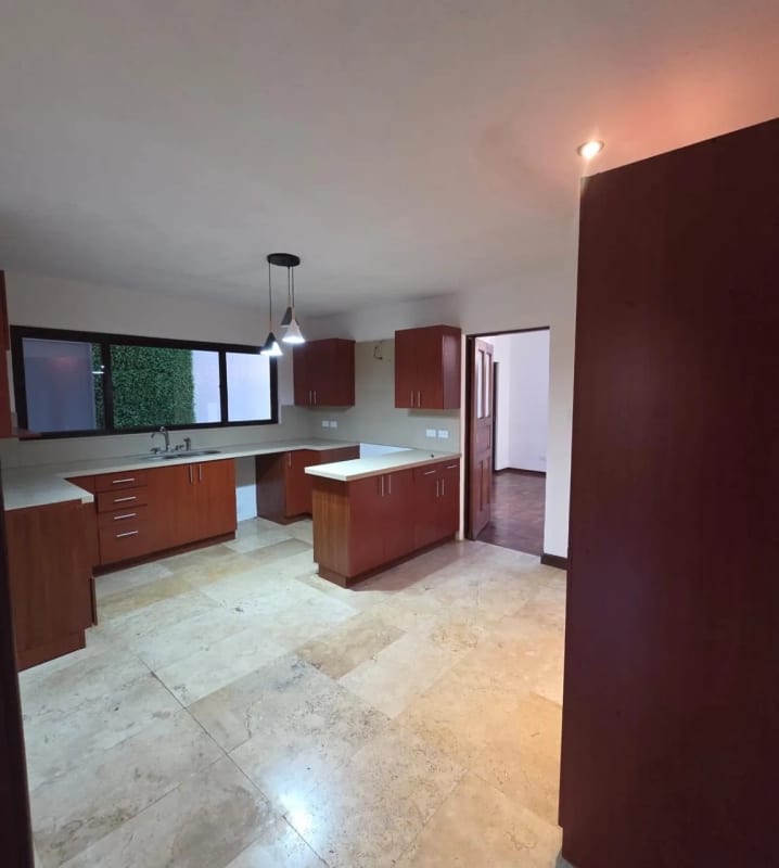 Casa Amplia con ubicación Estrategica en Carretera al Salvador km.13.5 — Casa en Venta en km 11-15, Carretera a El Salvador, Guatemala, Ciudad — foto 10 de 15