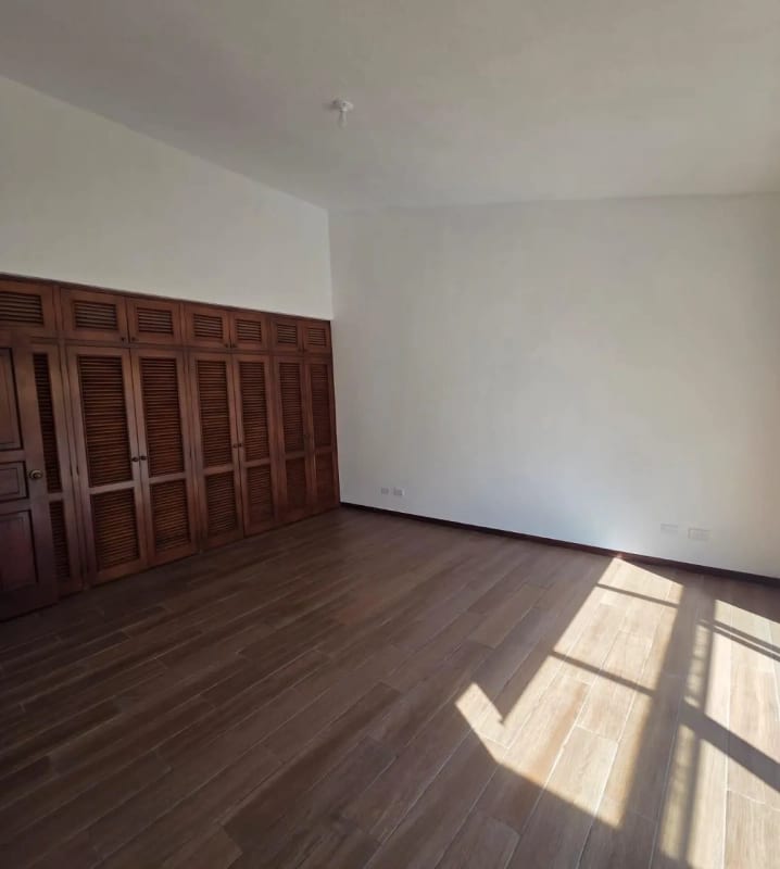 Casa Amplia con ubicación Estrategica en Carretera al Salvador km.13.5 — Casa en Venta en km 11-15, Carretera a El Salvador, Guatemala, Ciudad — foto 9 de 15